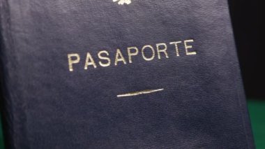 1 numaralı platformda mavi İspanyol pasaportu var. Yüksek kalite 4k görüntü