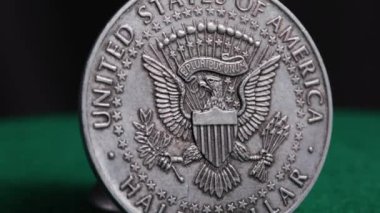 Amerika Birleşik Devletleri 'nin yarım dolarlık gümüş sikkesi e pluribus unum kartal sembolü. Yüksek kalite 4k görüntü