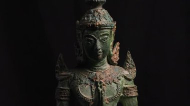 Melek Buda, döner döner döner döner döner döner döner döner, karanlık arka plan ruhani sanat. Yüksek kalite 4k görüntü