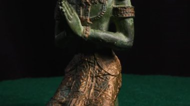 Melek Buda, döner döner döner döner döner döner döner döner, karanlık arka plan ruhani sanat. Yüksek kalite 4k görüntü