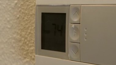 Ev sıcaklığı için beyaz duvardaki termometrenin görüntüsünü yakınlaştır. Yüksek kalite 4k görüntü
