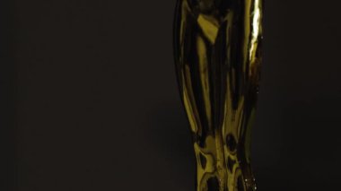 Altın kupa, başarı tanıma yarışmasındaki zaferi simgeliyor. Yüksek kalite 4k görüntü