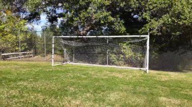 Açık hava manzaralı çimenlikte futbol kalesine geniş bir bakış açısı. Yüksek kalite 4k görüntü