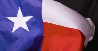 Bu büyüleyici video, Teksas bayrağını mavi sahası ve tek yıldızıyla gösteriyor. Yakın çekim çekimleri Teksas gururunu çağrıştırıyor.