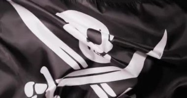 Bu video, dramatik bir arkaplan, macera ve entrika çağrıştıran cesur bir kafatası ve çapraz kemik bayrağını gösteren ikonik korsan görüntülerini içeriyor.