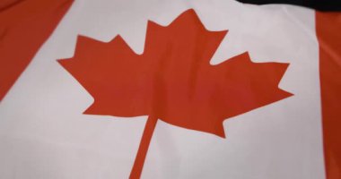 Bu video belirgin akçaağaç yaprağıyla ikonik Kanada bayrağını vurguluyor, canlı renkler ve detaylar sergiliyor, ulusal gurur ve birliği çağrıştırıyor.