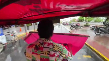 Editör Mototaxi Iquitos sokakları yağmur mevsimi Peru. Yüksek kalite 4k görüntü