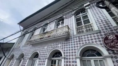 Demir Balkon Iquitos 'la Portekiz Döşeme Cephesi. Yüksek kalite 4k görüntü