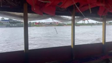 Huzurlu bir yolculuk, sakin bir nehirde yüzen bir tekne gibi başlar. Resimli bir köprü tarafından çerçevelenir. Titreyen su sergilenir ve sakinlik uyandırır.