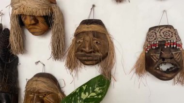 Editör el yapımı orman maskeleri yerli Amazon işçiliği Peru. Yüksek kalite 4k görüntü