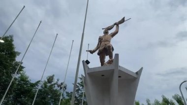 Editör Iquitos Peru turizm caddesindeki heykel sahnesini geziyor. Yüksek kalite 4k görüntü