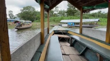 Editoryal Amazon teknesi nehir kenarı Iquitos Peru taşımacılığı. Yüksek kalite 4k görüntü