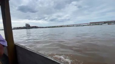 Amazon Nehri 'nin sahil ve şehir sınırlarını kapsayan bir yayın. Yüksek kalite 4k görüntü