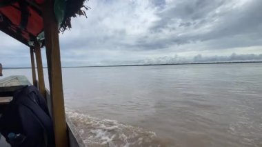 Huzurlu bir video, suda yüzen bir tekneyi yansıtmalı ve manzaralı sükuneti vurguluyor. Rahatlamak için ideal.