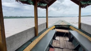 Amazon nehir kıyısına bakan boş ahşap tekne. Yüksek kalite 4k görüntü