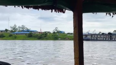 Amazon Nehri 'ndeki tekneden Peru Donanma Üssü' nün editör görüntüsü. Yüksek kalite 4k görüntü