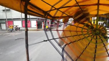 Editör Mototaxi Örümcek Ağı Dikey Ağı ile Şehirde Dolaşıyor. Yüksek kalite 4k görüntü