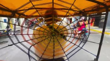 Mototaxi Sürücüsü 'nün Arkasında Örümcek Ağı Dikey Görünümü. Yüksek kalite 4k görüntü