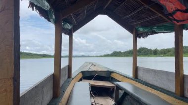 Büyüleyici bir tekne huzurlu bir gölde süzülür, doğanın güzelliğini yansıtır, huzurlu bir ortam yaratır ve huzurlu bir ortamda rahatlığı yakalar.