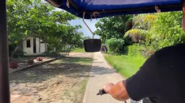 Editör Motosikleti Orman Dikey Yolu 'nda Çamur Yolu' nda Yolculuk. Yüksek kalite 4k görüntü