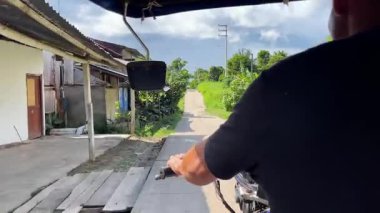 Editör Tuk Tuk Küçük Pazar Bölgesi 'nden Geçiyor. Yüksek kalite 4k görüntü