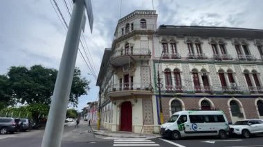 Tarihi merkezde seramik desenli editoryal Vibrant cepheleri. Yüksek kalite 4k görüntü