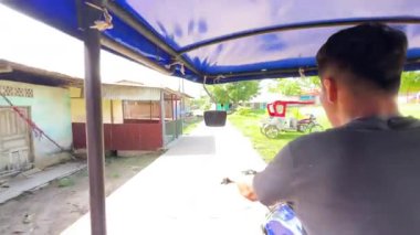 Village Road 'daki Kırsal Evlerden Geçiş Editörü. Yüksek kalite 4k görüntü