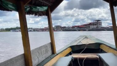 Çamurlu nehirde mavi raylı metal rıhtım. Yüksek kalite 4k görüntü