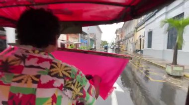 Yayın yolcusu manzaralı mototaxi Iquitos yağmuruna doğru gidiyor. Yüksek kalite 4k görüntü