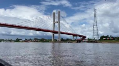 Bu büyüleyici video, sakin bir su kütlesi üzerinde çarpıcı bir köprü içeriyor. Çeşitli atmosferik görüntüler ve görkemli bir kule sergiliyor.