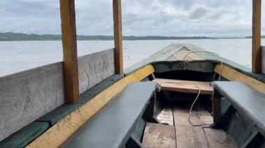 Peru Amazon nehrinin altında tekne turu. Yüksek kalite 4k görüntü