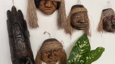 Editör Amazon kabilesi Peru 'nun ahşap oymalarını maskeler. Yüksek kalite 4k görüntü