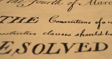 Bu video, yönetim ve kamu temsili hakkındaki tarihi tartışmaların parçalarını gözler önüne seren ve demokrasiye davet eden el yazısıyla yazılmış notların yakın çekimlerini içeriyor.