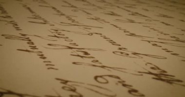 Video, kişisel hikayeleri açığa çıkaran, ilgi çekici el yazısı notları içeren yakın çekimler sunuyor. Detaylarla büyüleyicidir, cezbedici bir yansımadır.