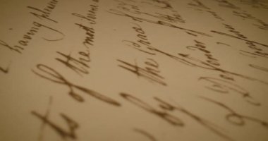 Bu video, benzersiz el yazısıyla yazılmış notların yakın çekim görüntülerini sergiliyor, izleyicileri metnin ardındaki duyguları düşünmeye çağırıyor