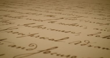 Bu video, el yazısıyla yazılmış notları ve metinleri vurguluyor, entrika yaratıyor ve samimi yazma eylemini vurguluyor.