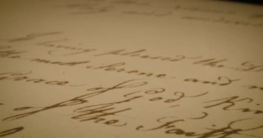 Video, kutsal kelimesinin farklı yazılardaki önemini vurguluyor, el yazısı notlar ve sanatsal ifadeler sergileniyor, yansımaya yol açıyor