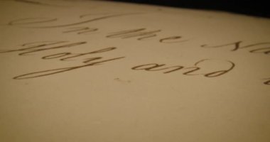 Videoda, el yazısıyla yazılmış sözcüklerin ve cümlelerin yakın çekimleri vurgulanarak, izleyicileri anlamlarını düşünmeye çağıran bir kağıt parçası gösteriliyor.