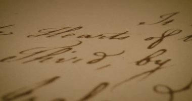 Bu video, kişisel ifadenin güzelliğini ve yazının duygusal derinliğini gösteren el yazısıyla yazılmış notların yakın plan çekimlerini vurgular.