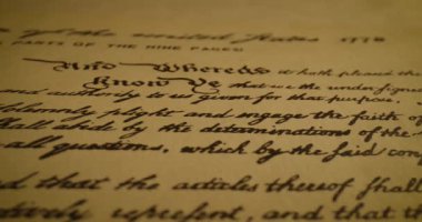 Bu video, yazılı iletişimin gücünü gösteriyor, boş bir kağıt parçasıyla açılıyor ve el yazısıyla yazılmış notlara geçiyor, kişisel dokunuşları vurguluyor