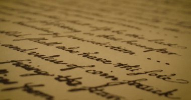 Bu video el yazısıyla yazılmış notlar ve kişisel yansımalarla hikaye anlatma sürecini inceliyor, el yazısıyla yazılmış düşüncelerin güzelliğini gösteriyor.