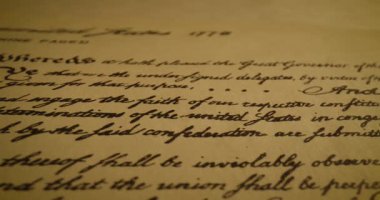 Video, gizemli bir makale hakkında ilginç bir hikaye sunuyor. Anlamlarını merak uyandıran şifreli el yazısıyla yazılmış notların yakın çekimleri.