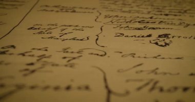 Bu video, özgünlüğü ve bireyselliği güzel şekillendirilmiş kağıt vasıtasıyla vurgulayan el yazısı ve kişisel imzaların yakın çekimleri sergiliyor.