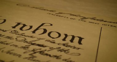 Bu video, anayasa ve Bağımsızlık Bildirgesi gibi temel ABD belgelerini, anahtar ifadeleri ve bunların yönetim ve haklar üzerindeki önemini vurgulamaktadır.