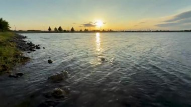 Altın Saat 'te Sakin Göl' de 16 Gün batımı yansıdı. Yüksek kalite 4k görüntü