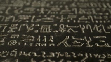 Bu video yazılı iletişimi inceliyor, karmaşık Arapça ve Çince metinlerin yakın çekimini gösteriyor, kültürel önemlerini vurguluyor.