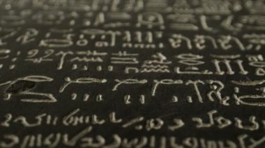 Bu videoda yazılı dilin güzelliği, kara tahtalar ve antik metinler üzerinde Arapça yazılar yer alıyor ve onların kültürel önemini vurgulanıyor.