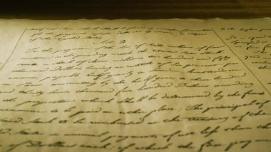 Videolarda el yazısıyla yazılmış notların yakın çekimleri, düşünceleri ortaya çıkaran, kişisel ifadeleri takdir etmeye teşvik eden yazılar yer alıyor.