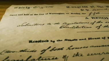 Bu video, Amerikan yasama tarihinin önemli bir anını inceliyor. Kongre 'den gelen bir karara ve bunun sonuçlarına odaklanıyor.