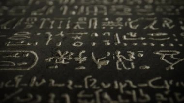 Bu ilgi çekici video gösterileri, beyaz metinler, Çince karakterler ve Arapça yazılar da dahil olmak üzere çeşitli yazılar içeren karatahta yakın çekim çekimleri, dillerin güzelliğini vurguluyor.